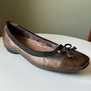 Clarks Artisan Bronze Leather Bow Ballet Flat Cap Toe Comfort Women's 7 Flaw